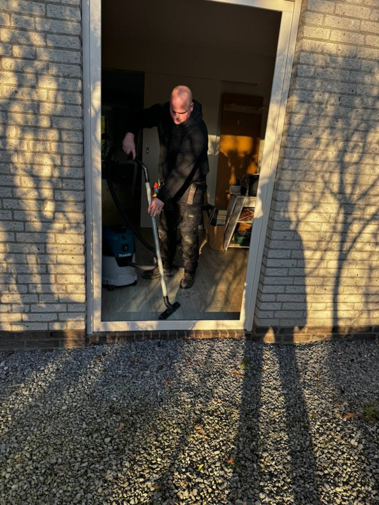 Afwerking glaszetten opruimen